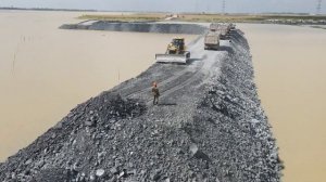 Строительство, дорога на озере, засыпка