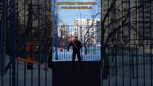 Упражнения с пои-носками зимой на игровой площадке (12)