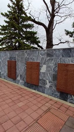 мемориал ВОВ и памятник интернационалистам в Лазаревском