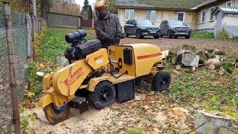 Дробление пней самоходной дробилкой на глубину 40 см.