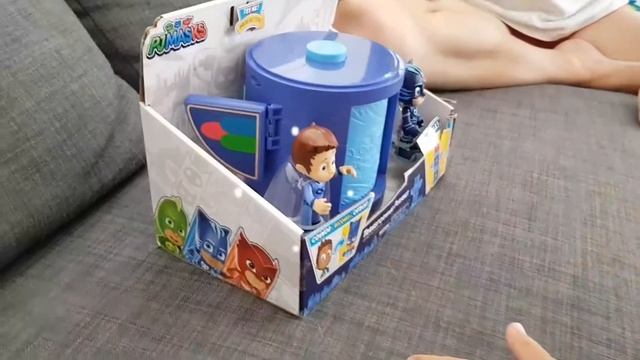 Адам открывает посылку Герои в Масках. Конор и Кэтбой превращение героев смотреть онлайн