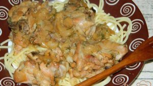 Курица в луковой подливе