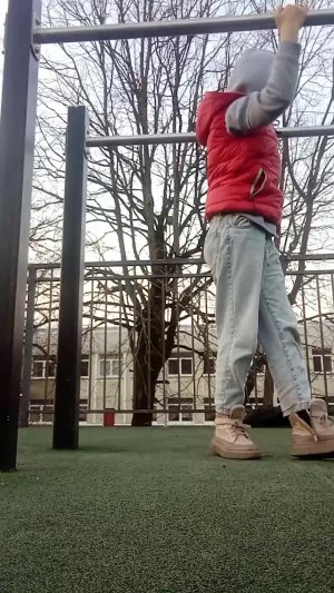 делаю кувырки на турнике