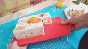 Десерт с виноградом и персиком. Очень сладкий и воздушный.