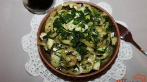 Огуречный салат с перцем, зеленым луком и мягким сыром