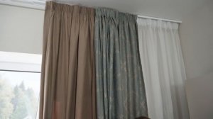 Как подобрать шторы в зал?  Шторы в гостиную в современном стиле - двухцветные. Дизайн интерьера.