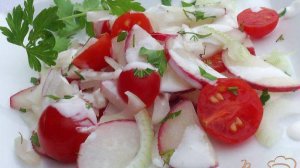 Салат из помидоров, редиса и лука
