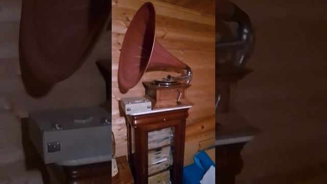 Поль Робсон на граммофоне на русском языке