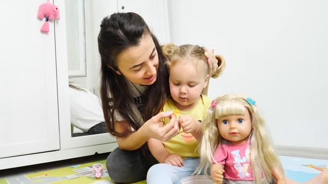 Kız oyunu. Sevcan Mira ve Derin'in saçlarını yapıyor! Oyuncak bebek bakma oyunu смотреть онлайн