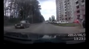 Ребенок выпал из машины на ходу