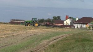 Джон Дир 8430 дискует поле