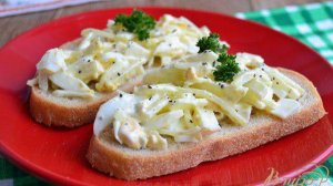 Закуска из яиц и яблок