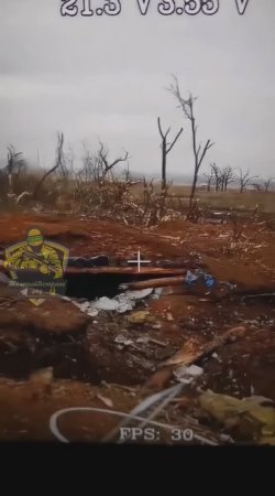 Боевик Всу подрывает свой блиндаж поднимая упавший оптоволоконный FPV-дрон 💥🇷🇺👊