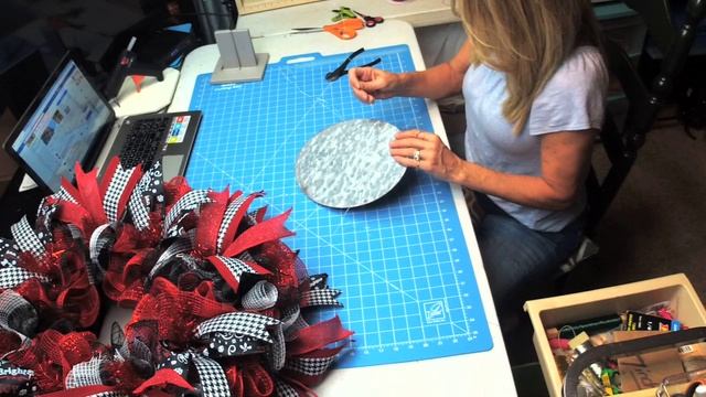 How to make a Christmas Wreath in double ruffles and rolls смотреть онлайн
