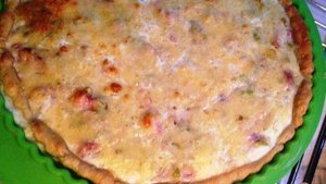 Тарт с луком пореем и ветчиной