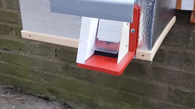 Matka čmeláka humenního (Bombus ruderatus) prochází ochrannou klapkou - O. Hercog (7/4/4/2020 Praha смотреть онлайн