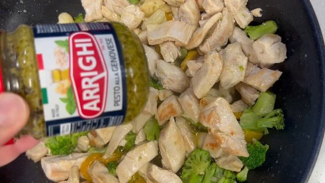 바질 페스토 치킨 파스타ㅣ토마토, 크림파스타가 지겨울 때 (feat. 브라운치즈) смотреть онлайн