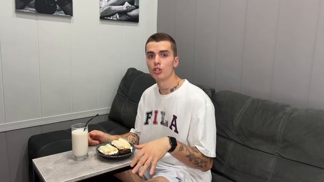 ПИТАНИЕ И ТРЕНИРОВКИ | ДЕНЬ ИЗ ЖИЗНИ | 2500 КАЛОРИЙ смотреть онлайн