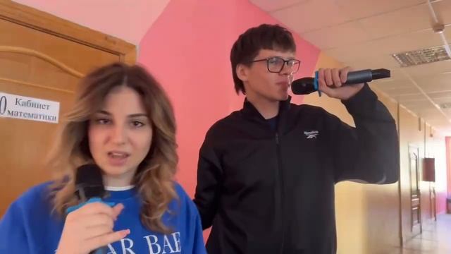 backstage подготовки концерта школьного караоке-клуба