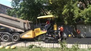 Асфальтоукладчик Bomag bf300c в работе. НЛТ техника