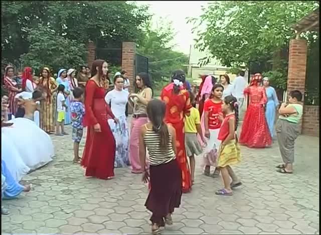 ЦЫГАНСКОЕ СЧАСТЬЕ.
"ШАМПАНСКИМ НЕ ОБЛИВАЮТ"