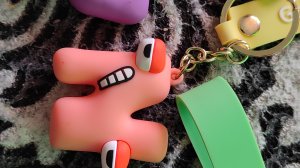 играем в брелки лор с детьми, алфавит лор лора, alphabet lore