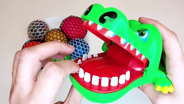 Крокодил-стоматолог, поедающий слизистые сетчатые шарики -Crocodile Dentist eating Slime Mesh Balls