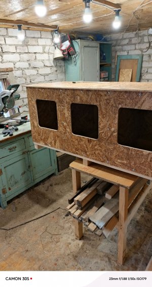 Делаю гнёзда для кур