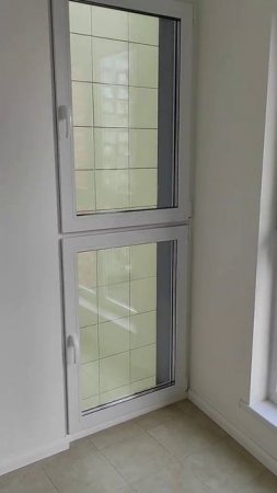 ужасный балкон с дверью на улицу
