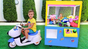 Влад и Ники и История про автомат с игрушками для детей!