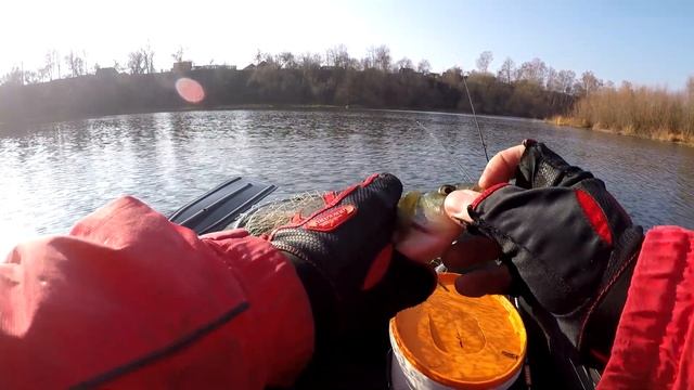 Рыбалка со спиннингом. Окунь не даёт скучать. смотреть онлайн