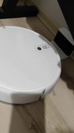 робот пылесос паркуется на зарядку