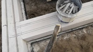 Первый ряд газосиликата, штробление и армировка