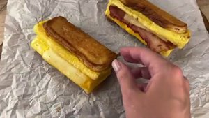 Ух ты, это так вкусно! Просто полейте хлеб яйцом, и вы будете в восторге!