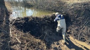 Строительство, расчищаем дренажные каналы