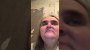 я не могу разорвать его и выкинуть в окно бабушка поет оригинал кот кошка  тикток #бабушка #бахмут