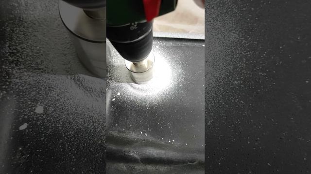 сверление отверстия в каменной мойке.