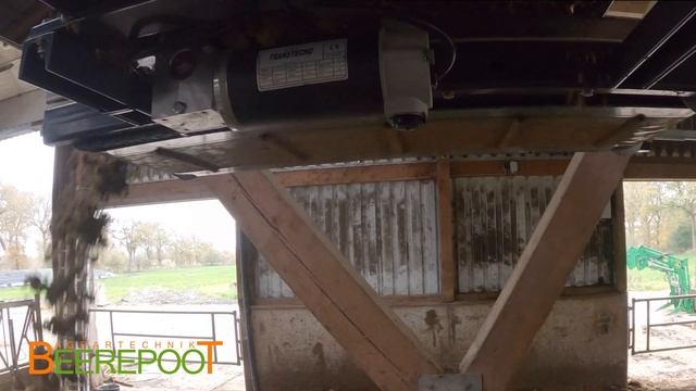 Beerepoot Majestro 1800 in Kombination mit Einstreuroboter JH Ministrø смотреть онлайн