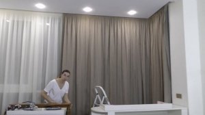 Шторы на угловое окно. Как оформить угловое окно в спальне, красивыми однотонными шторами