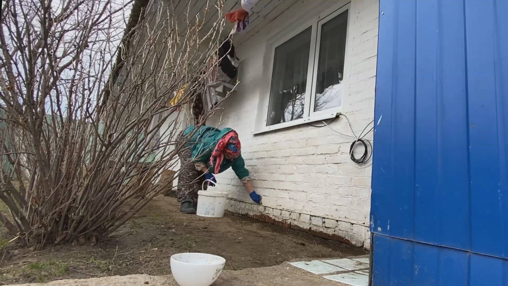 УТРО В ДЕРЕВНЕ. УСТАНОВИЛИ НА ОКНО ОТПУГИВАТЕЛЬ ОТ КОТОВ