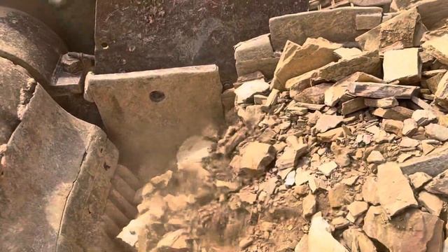 A Big Rock Stuck In Hamber Poor Labour Working Still In Hand🥹Jaw Ceusher In Action 👺 Setsfying Asma смотреть онлайн