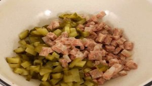 Салат с маринованными огурцами и свиным зельцем
