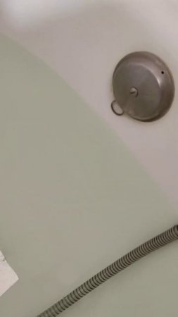 выключают воду, как запастись водой? Чем заткнуть слив в ванной?