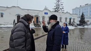 Протоиерей Николай Цирке благословляет Андрея Малахова у Знаменского Кафедрального Собора