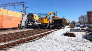 Geismar KGT-4RS N020. Разгрузка хоппер-дозаторного вагона трактором на комбинированном ходу.