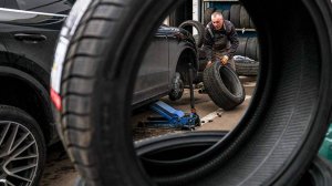 Погода в Петербурге не дает расслабиться: водители отказываются менять зимние шины