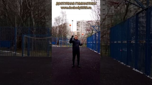 Упражнения с тренировочными поями зимой на игровой площадке (65)