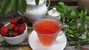 Компот из клубники с мелиссой