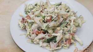 Салат с пекинской капустой, овощами и плавленным сыром