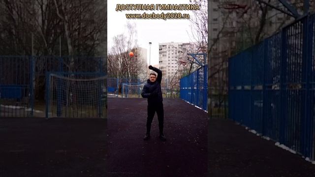 Упражнения с тренировочными поями зимой на игровой площадке (67)